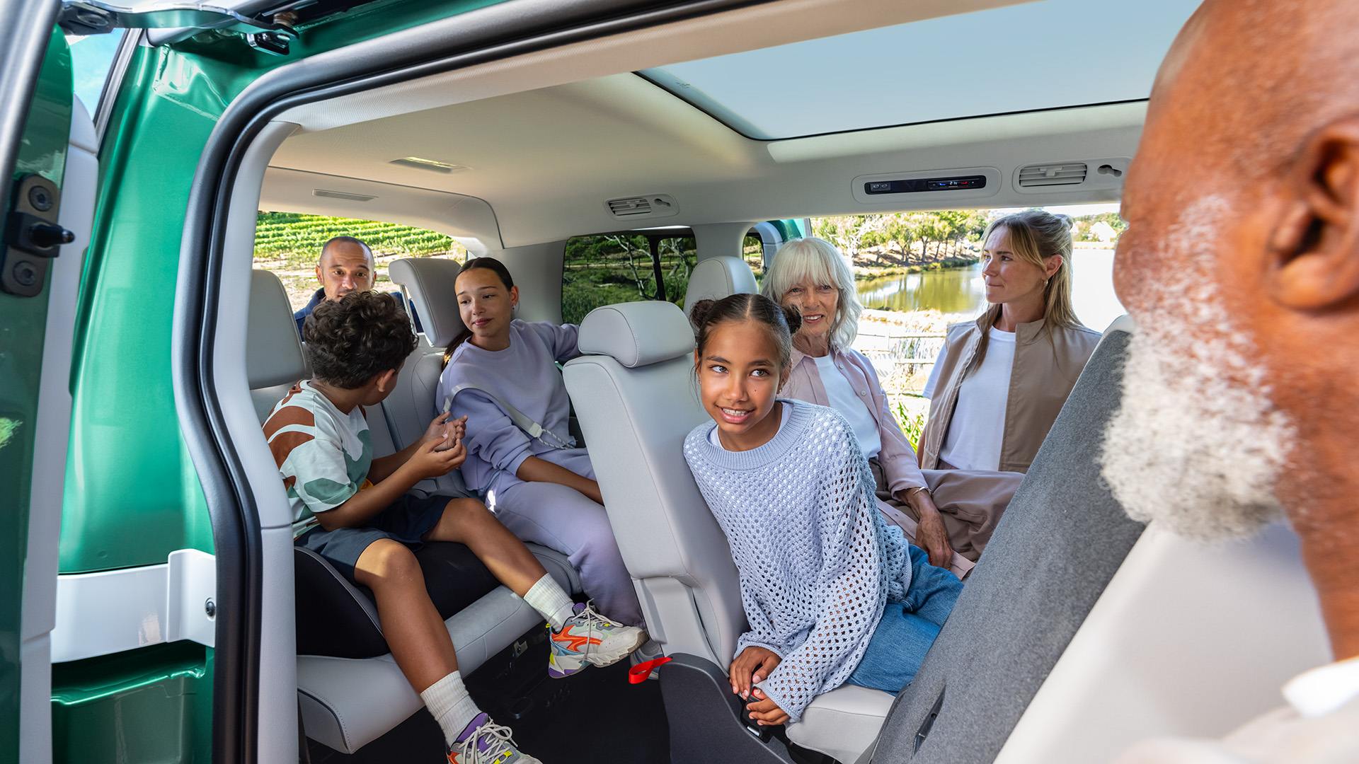 Eine Familie steigt in ein VW ID. Buzz